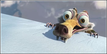 Scrat kuckend über Eiskante