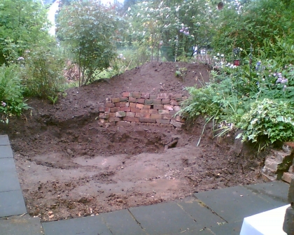 Ein noch tieferes Loch im Blumenbeet